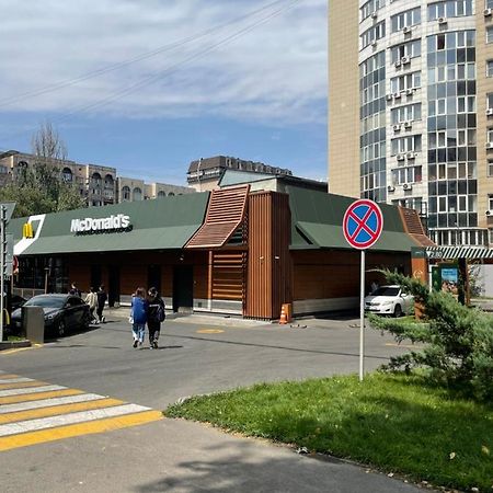 Уютная Квартира В Самом Сердце Алматы Almaty Esterno foto