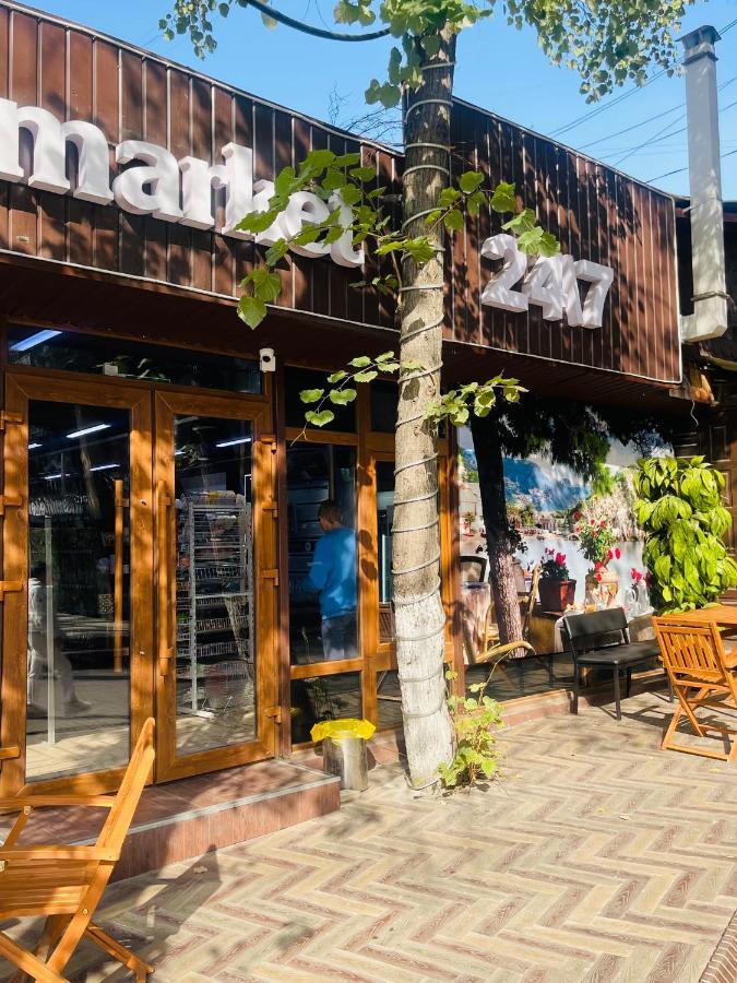 Уютная Квартира В Самом Сердце Алматы Almaty Esterno foto