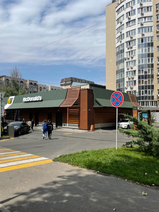 Уютная Квартира В Самом Сердце Алматы Almaty Esterno foto